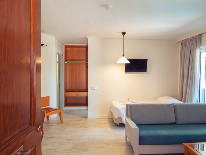 MHCB - Family Room - 2